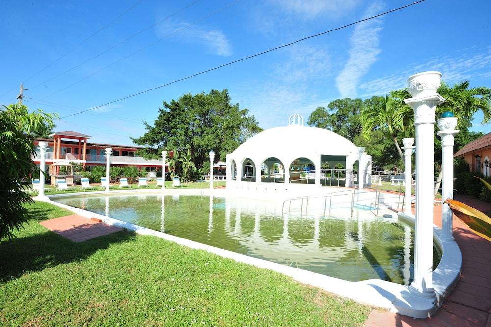 Days Inn By Wyndham Fort Myers Springs Resort Estero Exterior photo