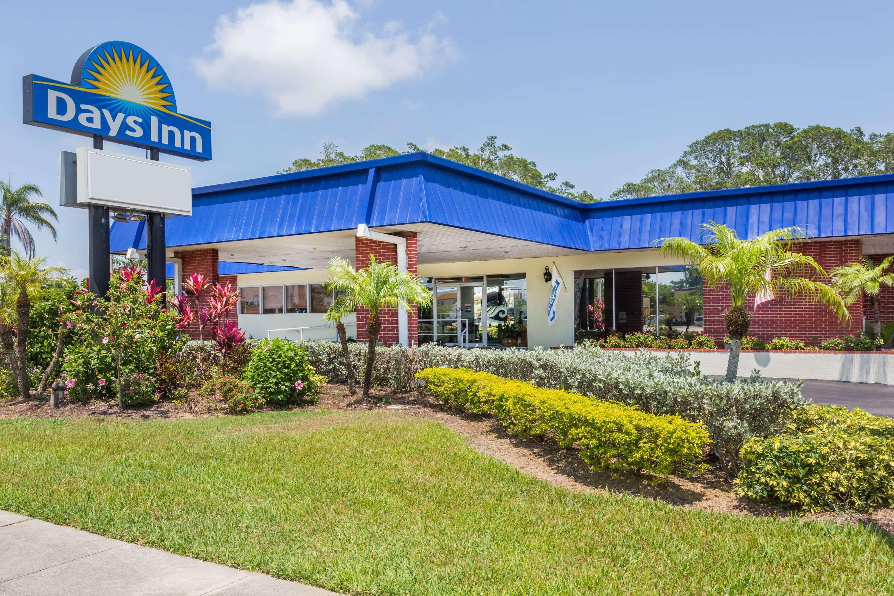 Days Inn By Wyndham Fort Myers Springs Resort Estero Exterior photo