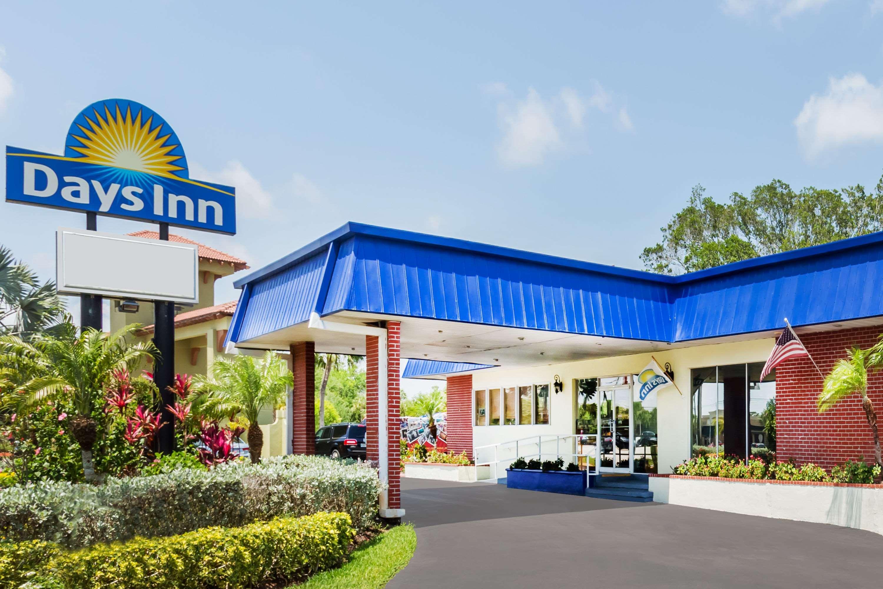 Days Inn By Wyndham Fort Myers Springs Resort Estero Exterior photo